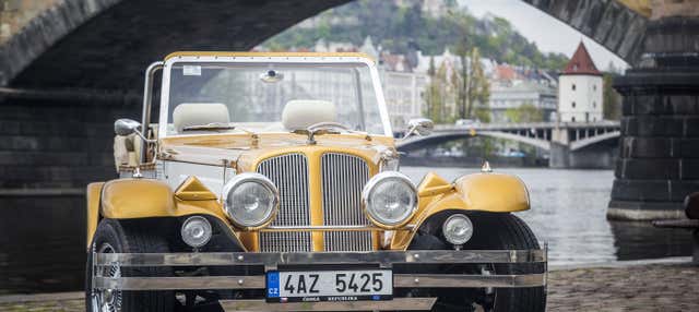 Paseo privado en coche clásico por Praga