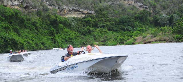 Guida di un motoscafo sul fiume Chavón