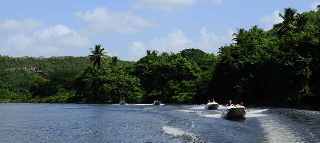 Guida di un motoscafo sul fiume Chavón
