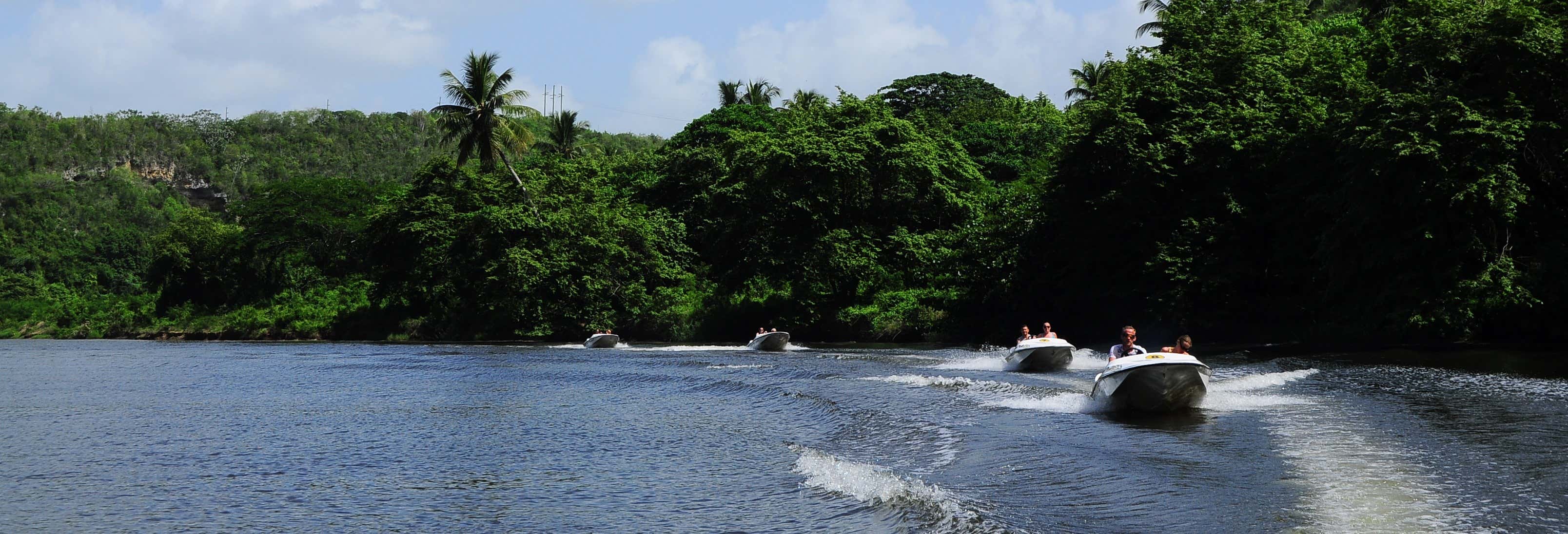 Guida di un motoscafo sul fiume Chavón