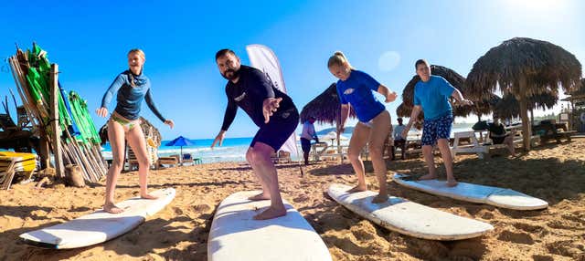 Corso di surf sulla spiaggia di Macao