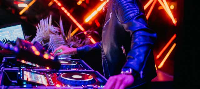 Festa alla discoteca Tropicalia