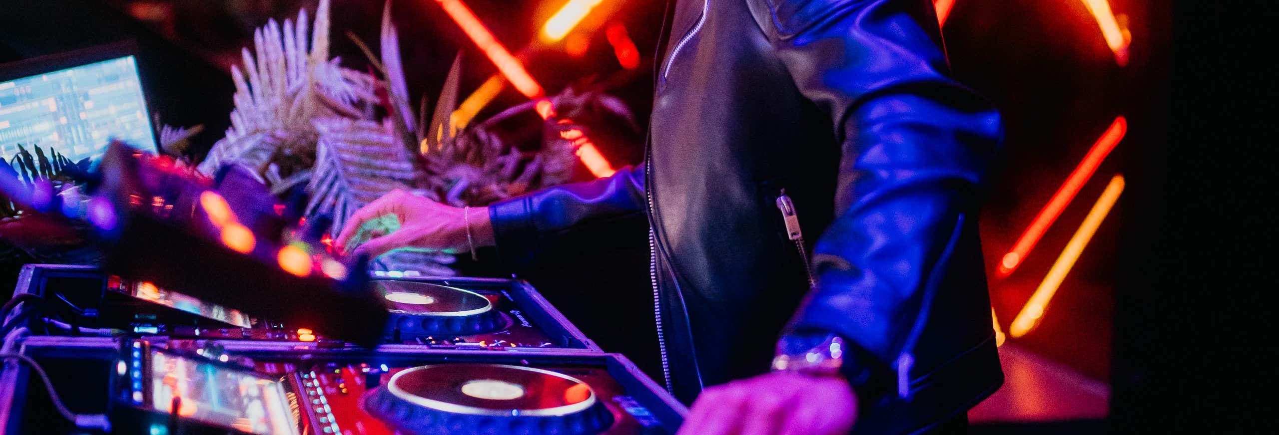 Festa alla discoteca Tropicalia