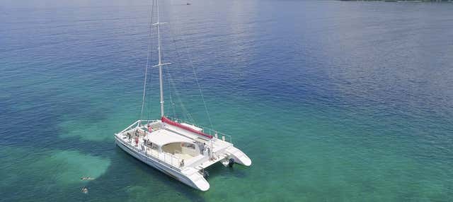 Giro in catamarano nella baia di Samaná