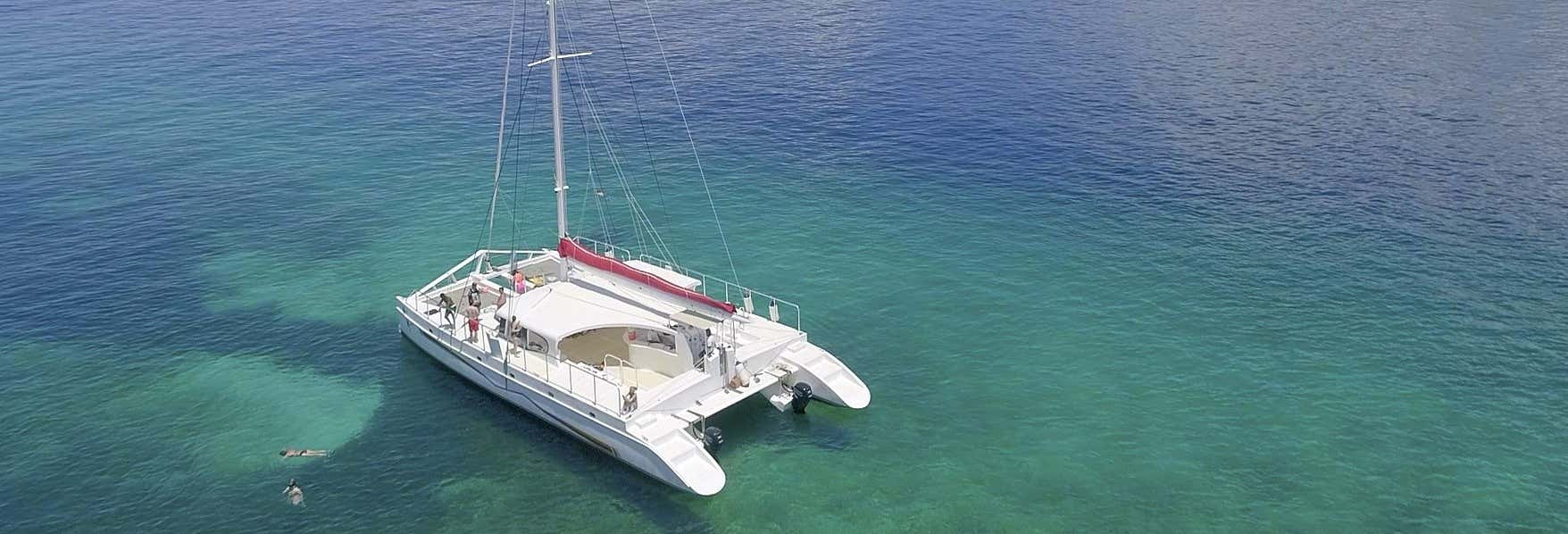 Giro in catamarano nella baia di Samaná