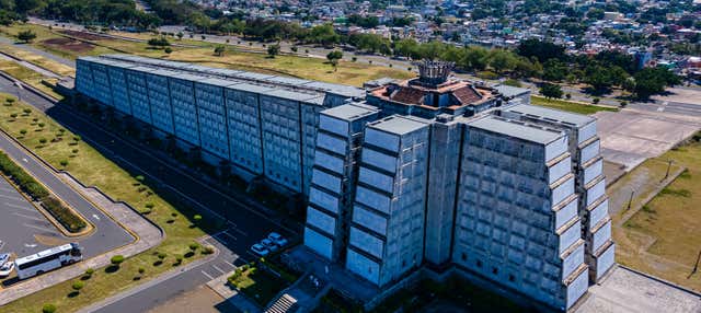 Grotte del Pomier, zuccherifici e Faro de Colón