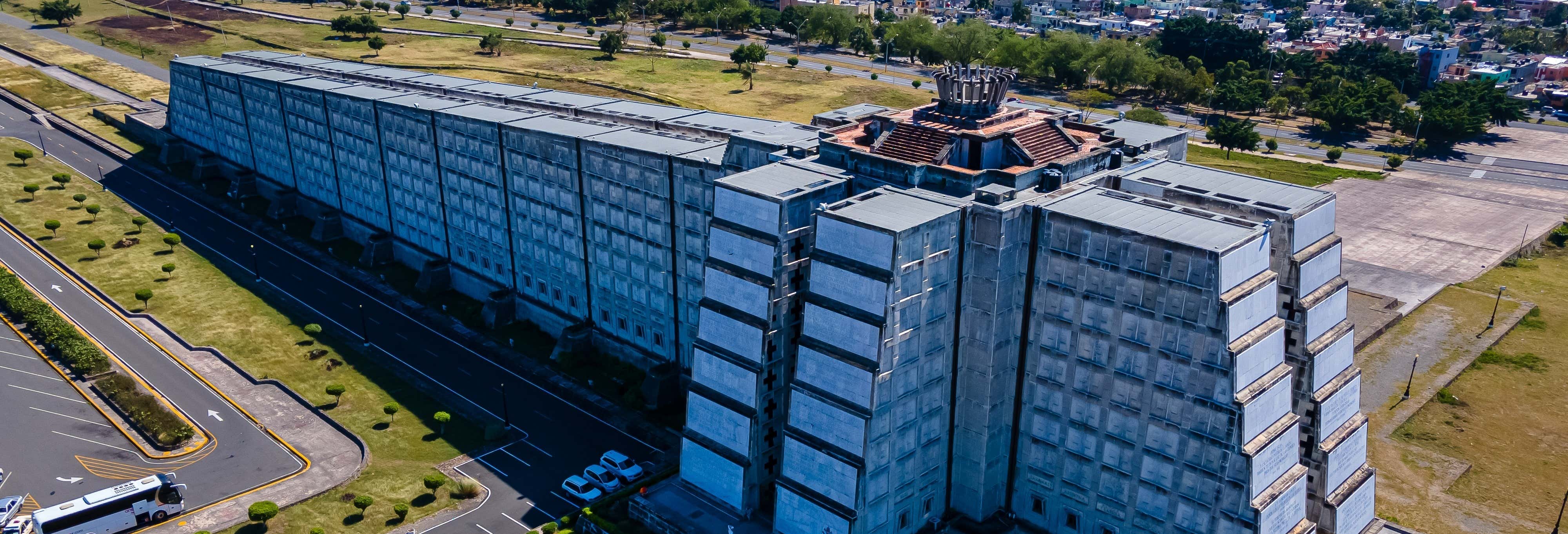 Grotte del Pomier, zuccherifici e Faro de Colón