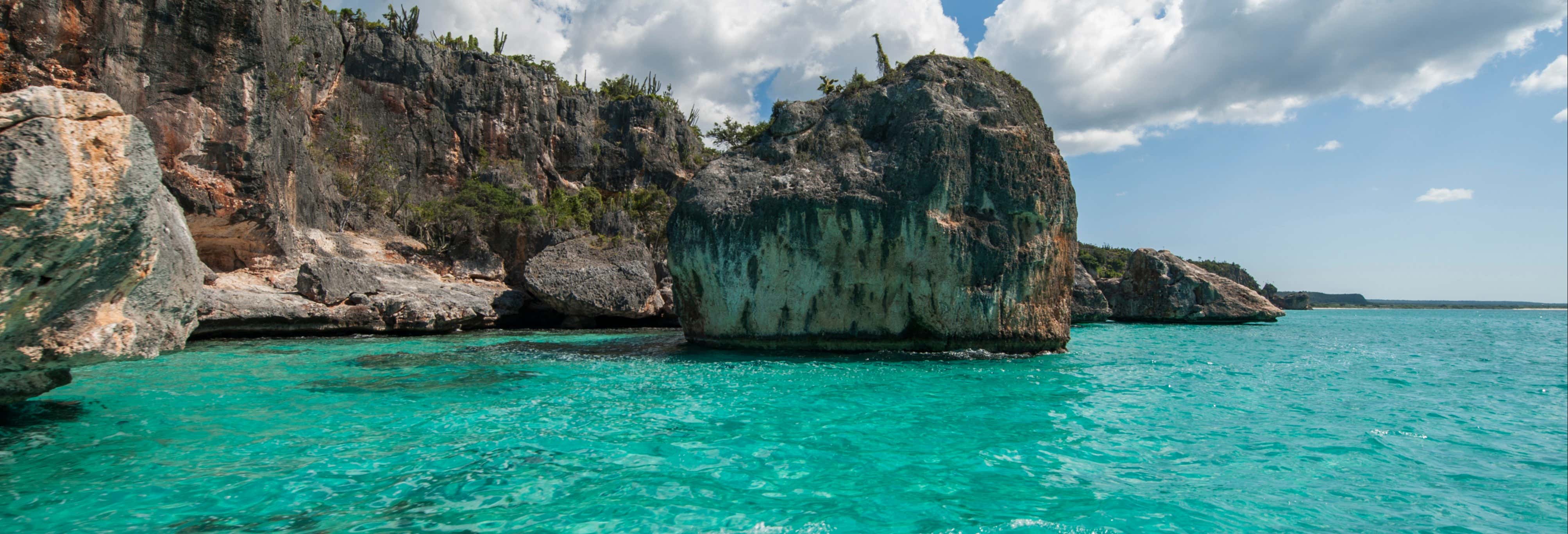 Bahía de las Águilas Day Tour