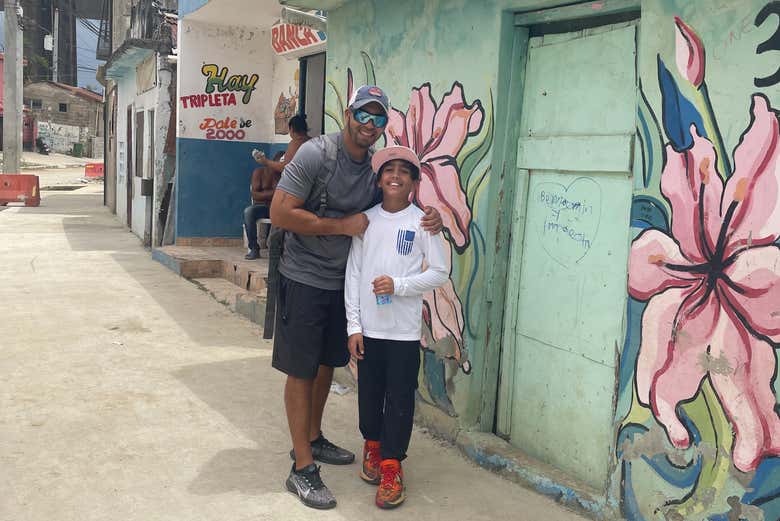 Admire street art on the buildings - Admire street art on the buildings