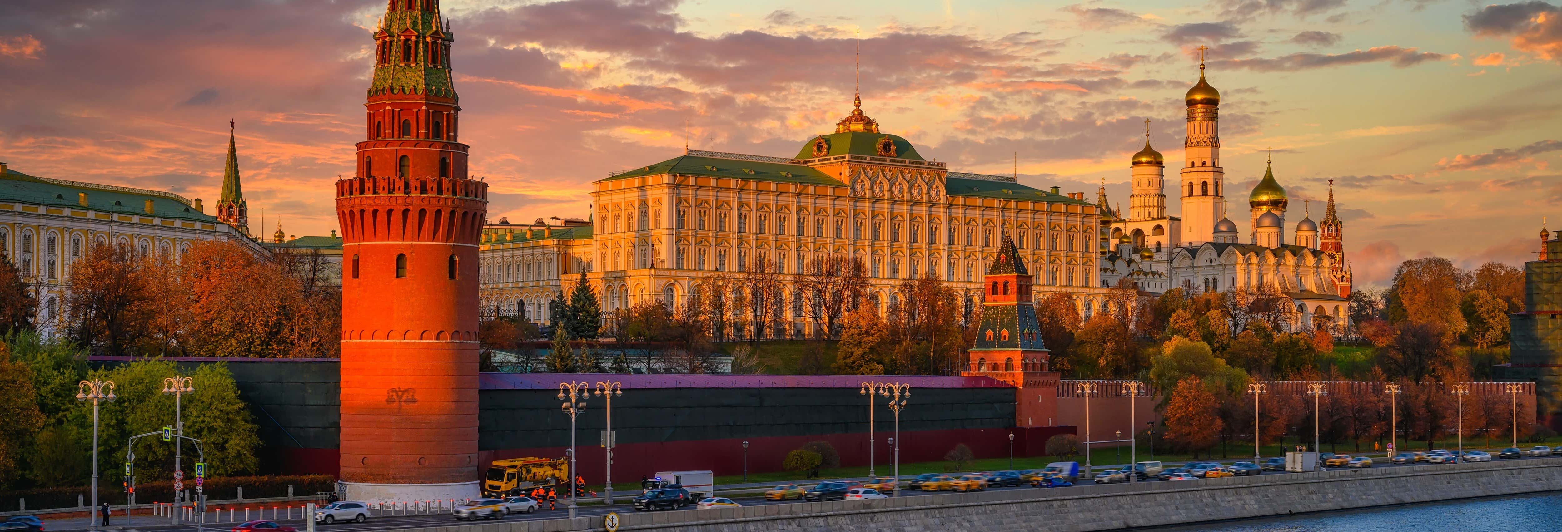 Tour noturno por Moscou iluminada