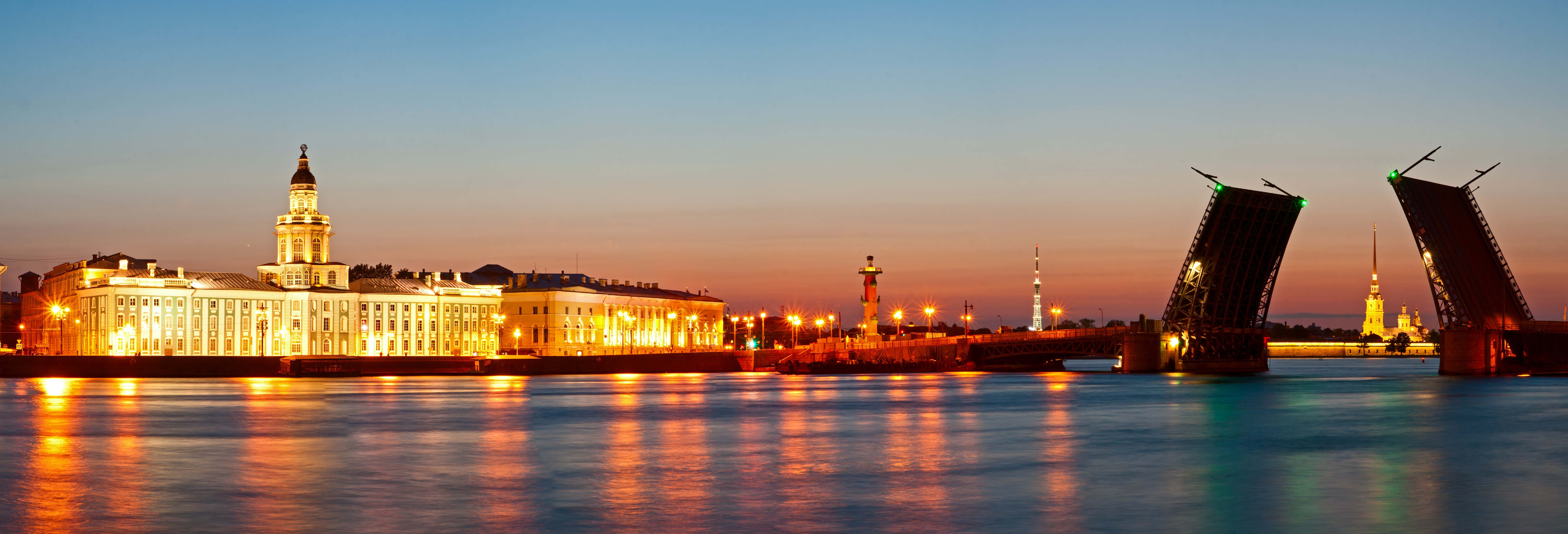 Cruzeiro noturno pelas pontes levadiças do rio Neva