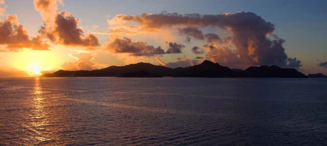 Giro in barca al tramonto a Praslin