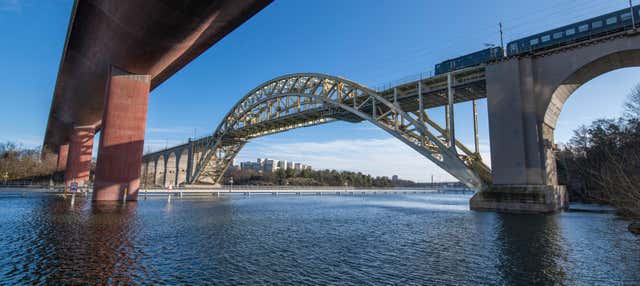 Giro in barca sotto i ponti di Stoccolma