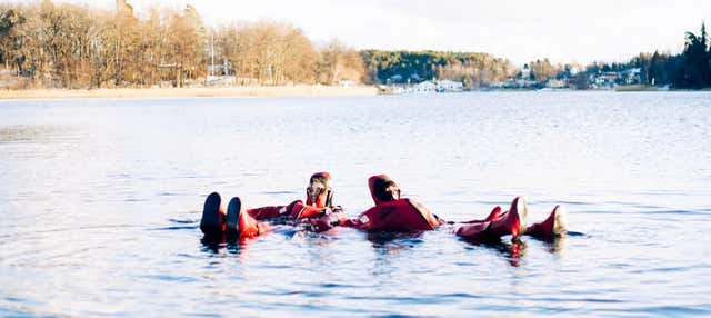 Senderismo por la Reserva Natural de Bogesund + Flotación en un lago helado