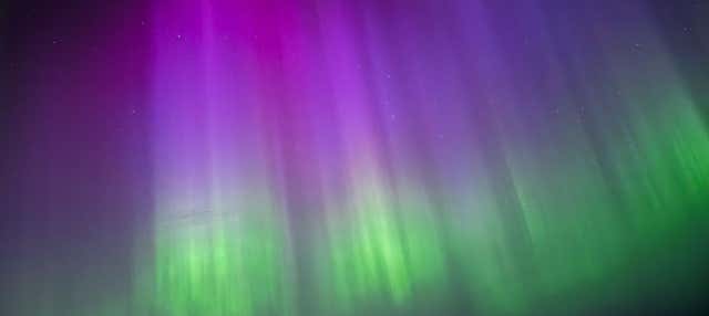 Passeggiata con le racchette da neve sotto l'aurora boreale