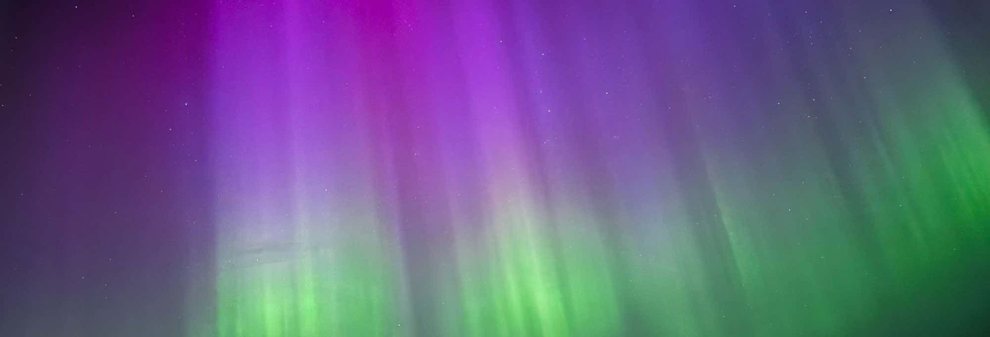 Passeggiata con le racchette da neve sotto l'aurora boreale