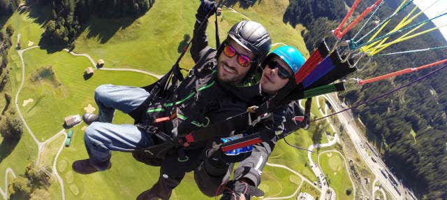 Volo in parapendio sulle Alpi svizzere