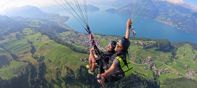 Volo in parapendio nella valle di Lauterbrunnen