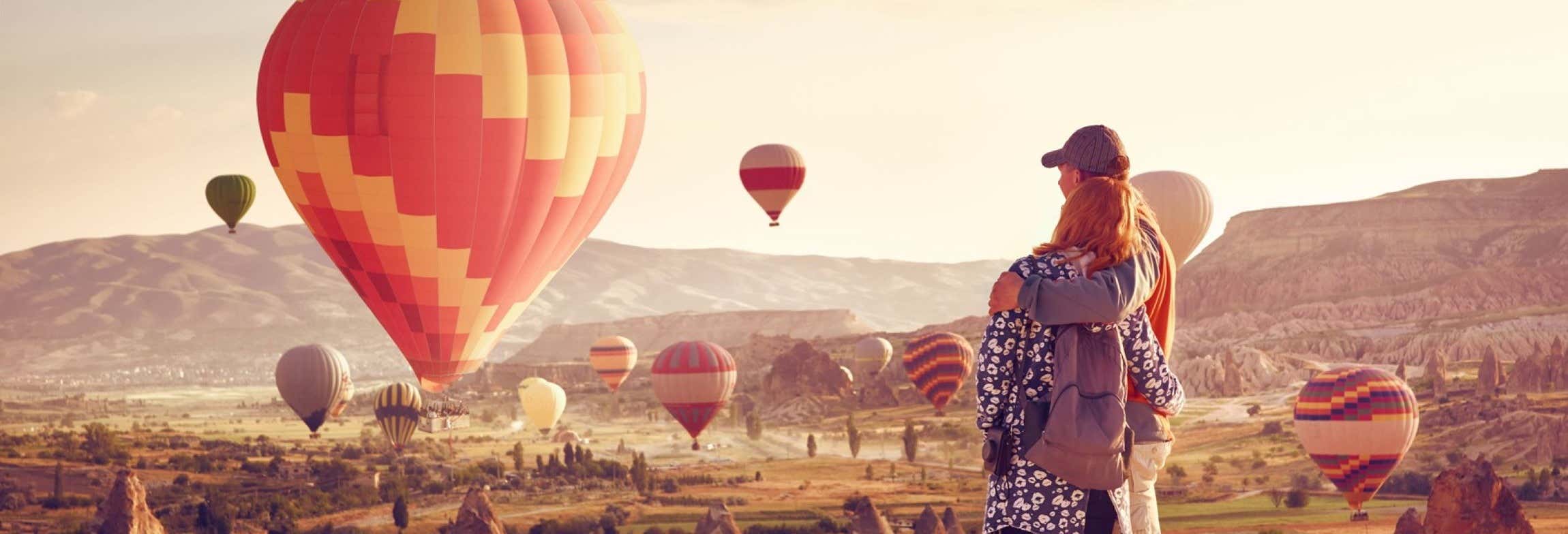 Osservazione di mongolfiere all'alba